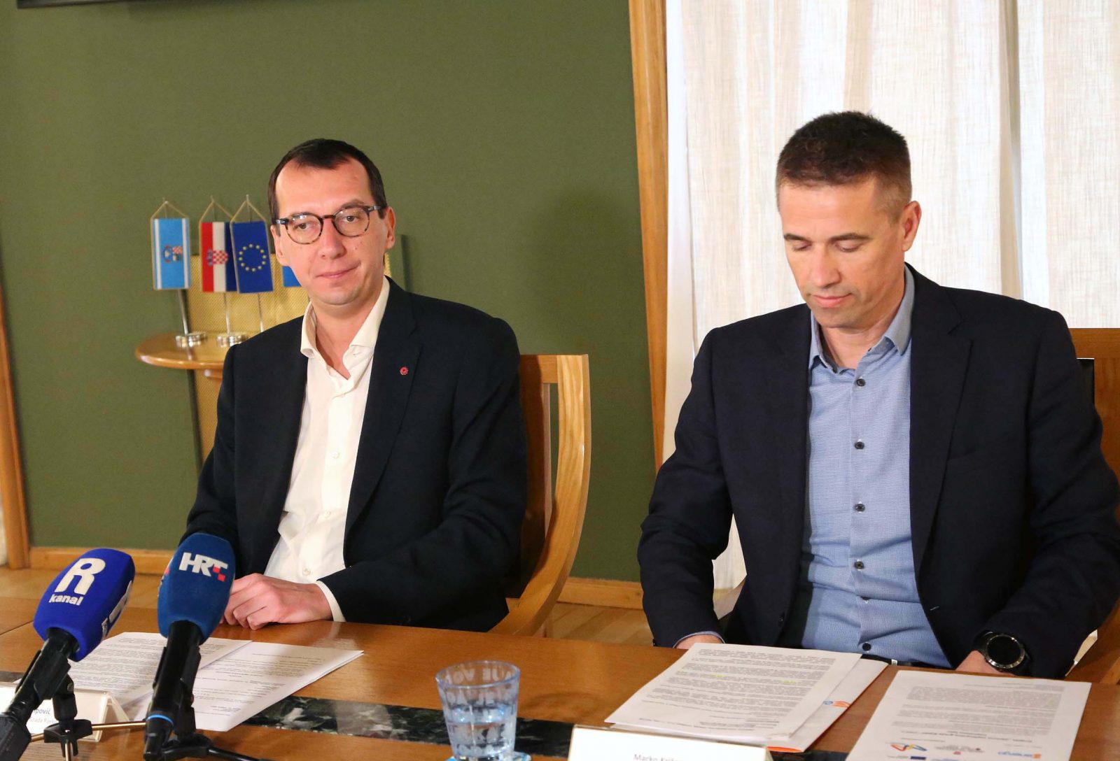 Rijeka, 21.02.2023.- Gradonaèelnik Grada Rijeke Marko Filipoviæ i zamjenik direktora Energa Marko Krianac u utorak su u Salonu Grada Rijeke na tiskovnoj konferenciji izvjestili novinare o tijeku radova na projektu "Obnova toplinarstvagrada Rijeke". Na fotografiji Marko Filipoviæ i Marko Krianac.  
foto HINA/ Miljenko KLEPAC/ mk
