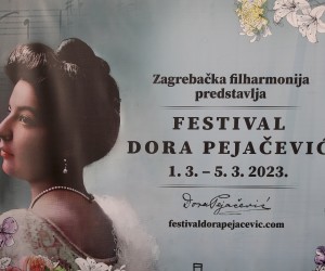 Zagreb, 21.02.2023. - Na konferenciji za medije u predvorju Velike dvorane KD Vatroslava Lisinskog, Zagrebaèka filharmonija predstavila je Festival posveæen Dori Pejaèeviæ kojim se obiljeava 100. obljetnica smrti prve hrvatske skladateljice. Festival æe se odrati od 1. do 5. oujka. Na predstavljanju su sudjelovali (L-D): Katarina Mamiæ, PR Zf, Mirko Boch, ravnatelj Zf, Dawid Runtz, dirigent Zf, Marina Perica Krapljanov, via kustosica Muzeja grada Zagreba i Anðelko Krpan, violinist. Na fotografiji vizual festivala. foto HINA /Zvonimir KUHTIÆ/ kuzo