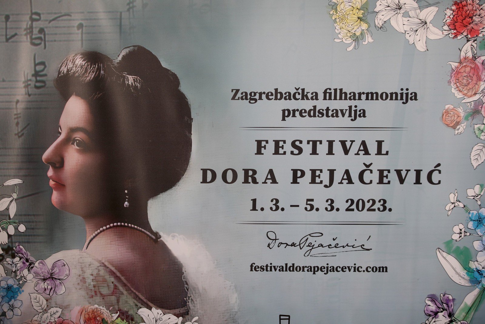 Zagreb, 21.02.2023. - Na konferenciji za medije u predvorju Velike dvorane KD Vatroslava Lisinskog, Zagrebaèka filharmonija predstavila je Festival posveæen Dori Pejaèeviæ kojim se obiljeava 100. obljetnica smrti prve hrvatske skladateljice. Festival æe se odrati od 1. do 5. oujka. Na predstavljanju su sudjelovali (L-D): Katarina Mamiæ, PR Zf, Mirko Boch, ravnatelj Zf, Dawid Runtz, dirigent Zf, Marina Perica Krapljanov, via kustosica Muzeja grada Zagreba i Anðelko Krpan, violinist. Na fotografiji vizual festivala. foto HINA /Zvonimir KUHTIÆ/ kuzo