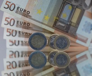 Zagreb, 22.02.2023 - Prvi put, u Hrvatskoj u srijedu je u 8 sati počeo upis državnih obveznica namijenjenih građanima, tzv. narodnih obveznica, minimalni ulog je 500 eura, a minimalna kamatna stopa koja će se obračunavati je 3,25 posto godišnje.Ilustracija, kovanica, graf, inflacija, euro, bdp, obveznica.
foto HINA/ Damir SENČAR/ ds