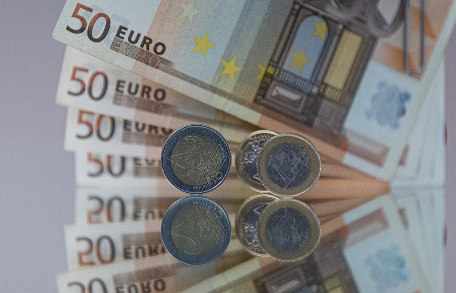 Zagreb, 22.02.2023 - Prvi put, u Hrvatskoj u srijedu je u 8 sati počeo upis državnih obveznica namijenjenih građanima, tzv. narodnih obveznica, minimalni ulog je 500 eura, a minimalna kamatna stopa koja će se obračunavati je 3,25 posto godišnje.Ilustracija, kovanica, graf, inflacija, euro, bdp, obveznica.
foto HINA/ Damir SENČAR/ ds