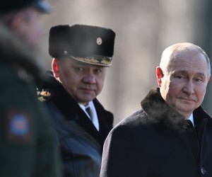 epa10485008 Russian President Vladimir Putin (R) and Russian Defence Minister Sergei Shoigu (C) attend a wreath-laying ceremony at the Eternal Flame and the Unknown Soldier's Grave in Alexander Garden during an event marking the Defender of the Fatherland Day in Moscow, Russia, 23 February 2023. The 23 February is celebrated as the Defender of the Fatherland Day in Russia, Belarus, Kyrgyzstan, and Tajikistan marking the date in 1918 when the first mass draft into the Red Army took place in Moscow and Petrograd during the country's Civil War and war against the German Emperor.  EPA/PAVEL BEDNYAKOVSPUTNIK/KREMLIN POOL