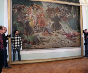 Ðakovo, 23.2.2023.- Djelatnici Hrvatskog restauratorskog zavoda i Galerije Kloviæevi dvori iz Zagreba nizom paljivih zahvata skinuli su po prvi puta sliku Bitka kod Gorjana Otona Ivekoviæa sa zida Male vijeænice Grada Ðakova i odnijeli je iz nje za potrebe skoranje izlobe u Zagrebu. 
foto HINA/ Suzana upan/ ua