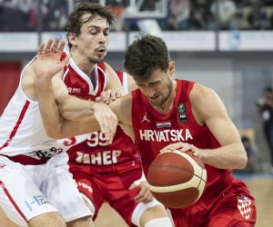 epa10486308 Switzerland's Paul Gravet, left, in action against Croatia's Roko Badzim during the FIBA Eurobasket 2025 Pre-Qualifiers game between Switzerland and Croatia at the St. Leonard hall in Fribourg, Switzerland, 23 February 2023.  EPA/PETER SCHNEIDER