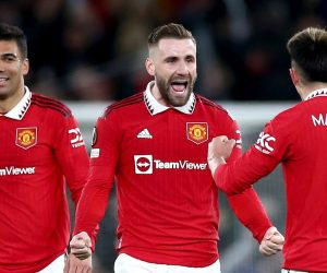 epa10486832 Luke Shaw (C) of Manchester United celebrates with teammates Casemiro (L) and Lisandro Martinez after the UEFA Europa League play-off, 2nd leg match between Manchester United and FC Barcelona in Manchester, Britain, 23 February 2023. Manchester United won 2-1 and knocked Barcelona out of the competition.  EPA/Adam Vaughan