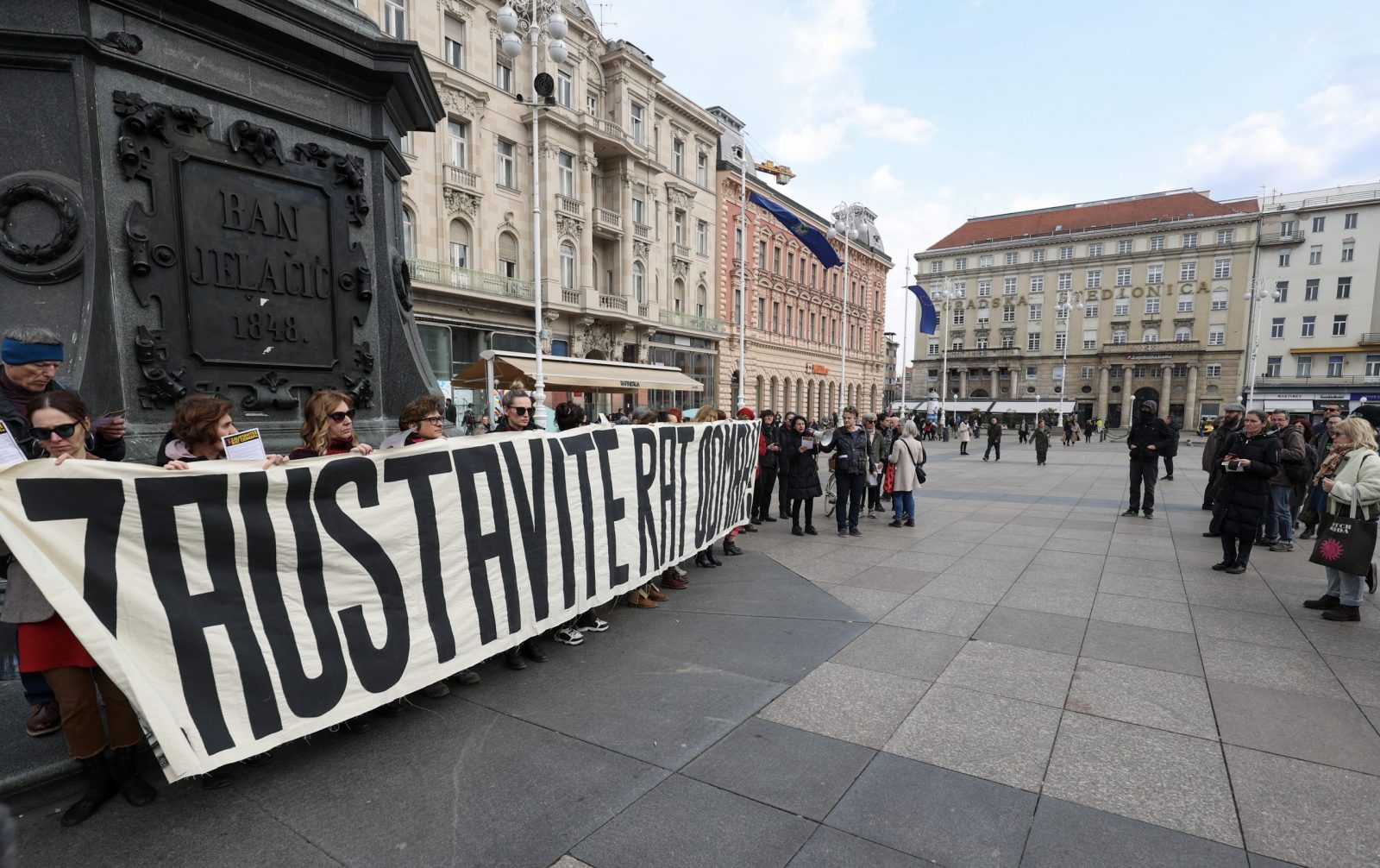 Zagreb, 24.02.2023 - Ad hoc feministička antiratna koalicija organizirala je antiratni protest u povodu godišnjice Putinove invazije na Ukrajinu. Na slici aktiviskinje su započele prosvjed razvijanjem transparenta i dijeljenjem letaka na Trgu bana Jelačića.
foto HINA/ Damir SENČAR/ ds