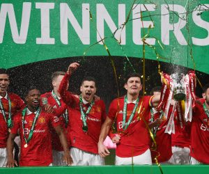 epaselect epa10492934 Manchester United celebrate after winning the Carabao Cup final soccer match between Manchester United and Newcastle United, in London, Britain, 26 February 2023.  EPA/NEIL HALL