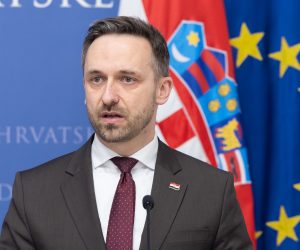 Zagreb, 27.02.2023. - Izjave za medije nakon sastanka Plenković - Schmit ministra rada, mirovinskoga sustava, socijalne politike i obitelji Marina Piletića i povjerenika Europske komisije za rad i socijalna pitanja Nicolasa Schmita.
Na fotografiji Marin Piletić.
foto HINA/ Edvard ŠUŠAK/es