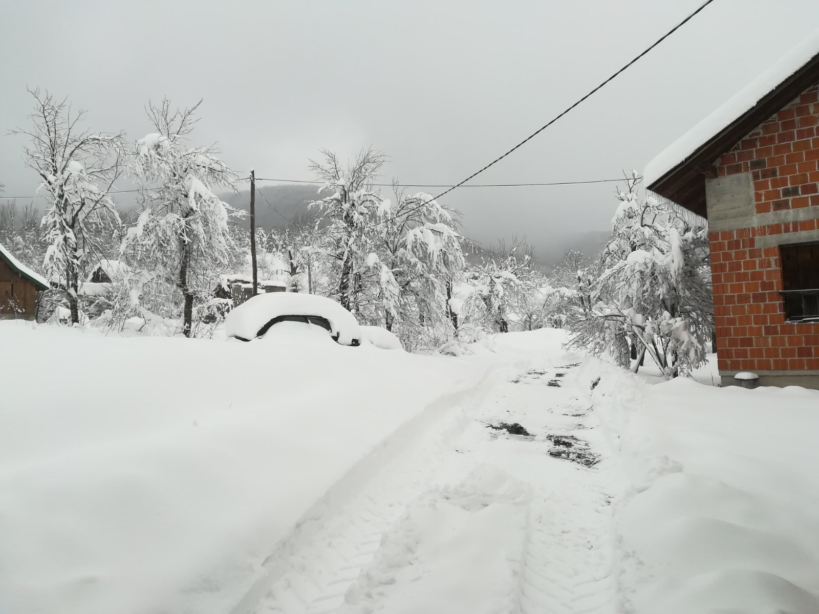 Plaki, 27.02.2023 - Prema podatcima Dravnoga hidrometeorolokog zavoda, u Karlovaèkoj upaniji najvie je snijega palo u Plakom, 41 centimetar, od èega samo danas 25 centimetara, snijeg pada i dalje, ali se normalizirala opskrba strujom i prometnice su prohodne. foto HINA/ Vesna HORVAT/ ik