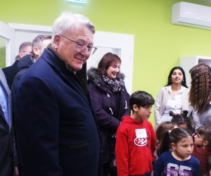 Nedelišće, 27.02.2023. - Povjerenik EK za rad i socijalna pitanja Nicolas Schmit, zajedno s potpredsjednicom Europske komisije za demokraciju i demografiju Dubravkom Šuicom te ministrom rada, mirovinskoga sustava, socijalne politike i obitelji Marinom Piletićem, posjetio je Centar za djecu i obitelj u Paragu u Nedelišću u Međimurskoj županiji. Susreli su se s djecom i roditeljima polaznicima radionica za podršku roditeljstvu "Rastimo zajedno i mi plus”, koje su dio pilot-programa EU-a "Jamstvo za svako dijete" u Hrvatskoj, financiranog sredstvima EU. Na fotografiji povjerenik Europske komisije za rad i socijalna pitanja Nicolas Schmit.
foto HINA/ Siniša KALAJDŽIJA/ ml