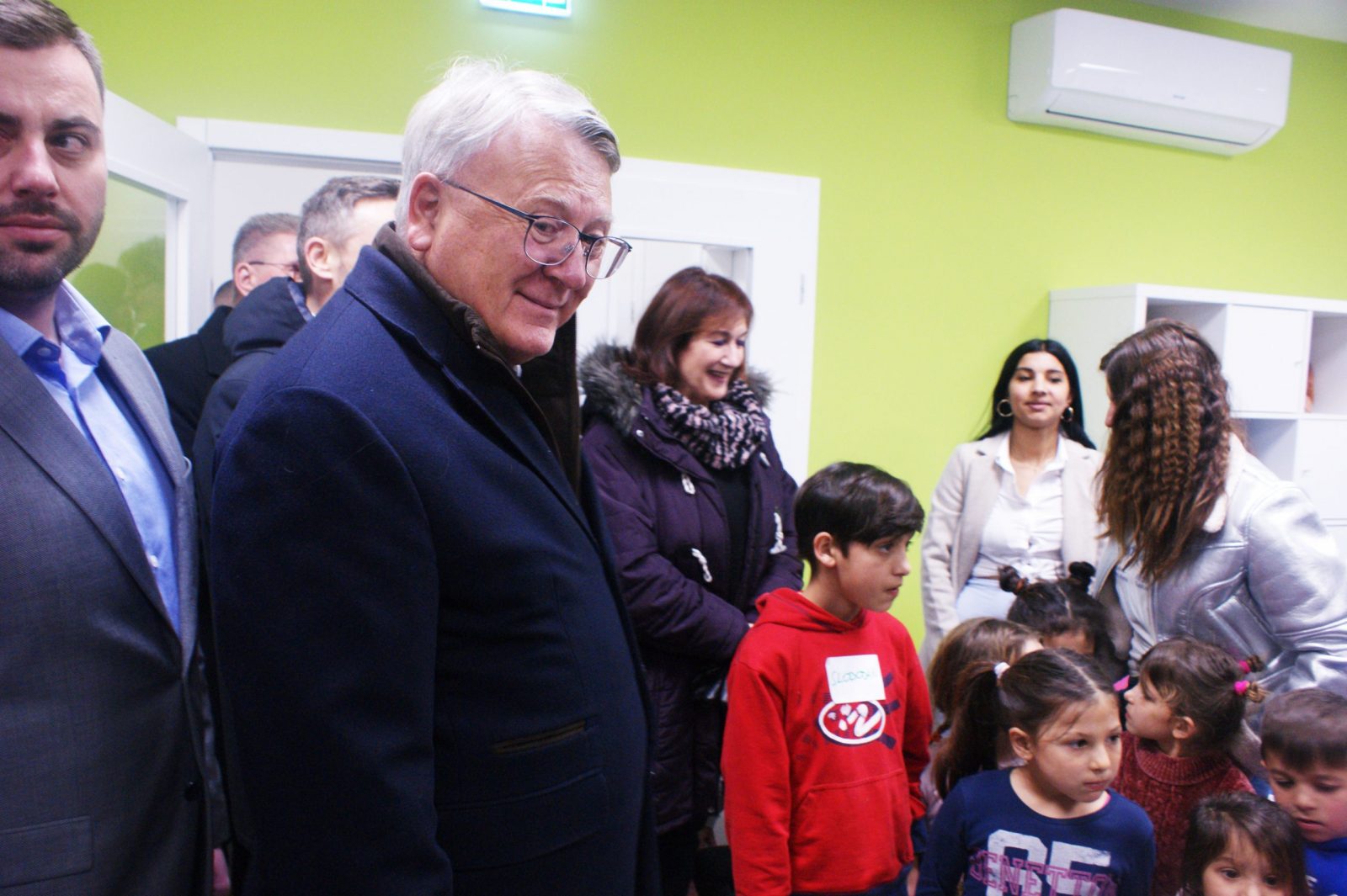 Nedelišće, 27.02.2023. - Povjerenik EK za rad i socijalna pitanja Nicolas Schmit, zajedno s potpredsjednicom Europske komisije za demokraciju i demografiju Dubravkom Šuicom te ministrom rada, mirovinskoga sustava, socijalne politike i obitelji Marinom Piletićem, posjetio je Centar za djecu i obitelj u Paragu u Nedelišću u Međimurskoj županiji. Susreli su se s djecom i roditeljima polaznicima radionica za podršku roditeljstvu "Rastimo zajedno i mi plus”, koje su dio pilot-programa EU-a "Jamstvo za svako dijete" u Hrvatskoj, financiranog sredstvima EU. Na fotografiji povjerenik Europske komisije za rad i socijalna pitanja Nicolas Schmit.
foto HINA/ Siniša KALAJDŽIJA/ ml