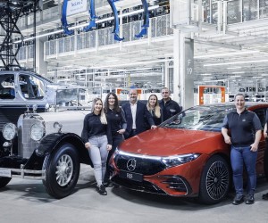 Das 22-millionste Mercedes-Benz Fahrzeug rollte in der Factory 56 in Sindelfingen vom Band. Jörg Burzer, Mitglied des Vorstands der Mercedes-Benz Group AG, Produktion und Supply Chain Management (3. v. li.) sowie Familie Akgüzel, in zwei Generationen tätig am Standort Sindelfingen, mit dem Mercedes 15/70/100 PS Offener Tourenwagen (1924) und dem EQS 580 4MATIC [WLTP: Stromverbrauch kombiniert: 21,3 – 17,7 kWh/100 km; CO2-Emissionen kombiniert: 0 g/km]* 

The 22 millionth Mercedes-Benz vehicle rolled off the production line at Factory 56 in Sindelfingen, Germany. Jörg Burzer, Member of the Board of Management of Mercedes-Benz Group AG, Production and Supply Chain Management (3rd from left) and the Akgüzel family, two generations of employees at the Sindelfingen site, with the Mercedes 15/70/100 hp Open Touring Car (1924) and the EQS 580 4MATIC [WLTP: combined electrical consumption: 21.3 – 17.7  kWh/100 km; combined CO2 emissions: 0 g/km]*