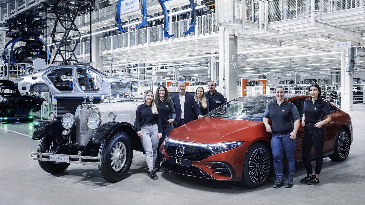 Das 22-millionste Mercedes-Benz Fahrzeug rollte in der Factory 56 in Sindelfingen vom Band. Jörg Burzer, Mitglied des Vorstands der Mercedes-Benz Group AG, Produktion und Supply Chain Management (3. v. li.) sowie Familie Akgüzel, in zwei Generationen tätig am Standort Sindelfingen, mit dem Mercedes 15/70/100 PS Offener Tourenwagen (1924) und dem EQS 580 4MATIC [WLTP: Stromverbrauch kombiniert: 21,3 – 17,7 kWh/100 km; CO2-Emissionen kombiniert: 0 g/km]* 

The 22 millionth Mercedes-Benz vehicle rolled off the production line at Factory 56 in Sindelfingen, Germany. Jörg Burzer, Member of the Board of Management of Mercedes-Benz Group AG, Production and Supply Chain Management (3rd from left) and the Akgüzel family, two generations of employees at the Sindelfingen site, with the Mercedes 15/70/100 hp Open Touring Car (1924) and the EQS 580 4MATIC [WLTP: combined electrical consumption: 21.3 – 17.7  kWh/100 km; combined CO2 emissions: 0 g/km]*