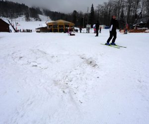 01.02.2023., Platak - Skijaska staza Radesevo na kojoj se dogodio incident. Tragovi krvi u snijegu, X-bar i tragovi gdje se nalazilo osobno vozilo marke BMW koje je zapelo na snijegu. Photo: Goran Kovacic/PIXSELL