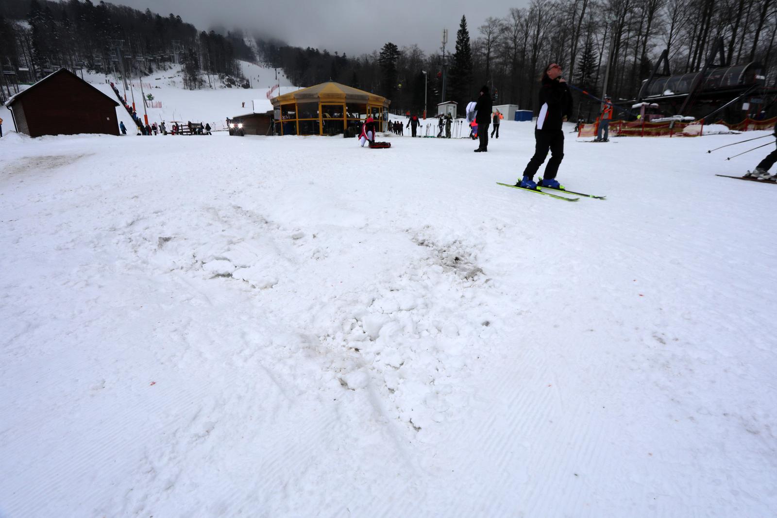 01.02.2023., Platak - Skijaska staza Radesevo na kojoj se dogodio incident. Tragovi krvi u snijegu, X-bar i tragovi gdje se nalazilo osobno vozilo marke BMW koje je zapelo na snijegu. Photo: Goran Kovacic/PIXSELL