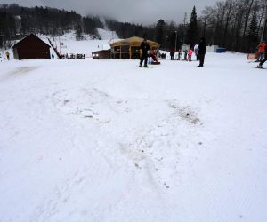 01.02.2023., Platak - Skijaska staza Radesevo na kojoj se dogodio incident. Tragovi krvi u snijegu, X-bar i tragovi gdje se nalazilo osobno vozilo marke BMW koje je zapelo na snijegu. Photo: Goran Kovacic/PIXSELL