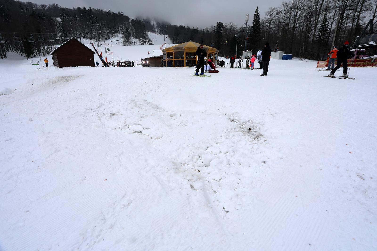 01.02.2023., Platak - Skijaska staza Radesevo na kojoj se dogodio incident. Tragovi krvi u snijegu, X-bar i tragovi gdje se nalazilo osobno vozilo marke BMW koje je zapelo na snijegu. Photo: Goran Kovacic/PIXSELL