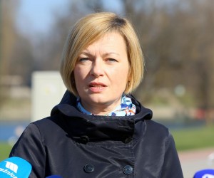 01.03.2021., Karlovac - Javna ustanova Aquatika, slatkovodni akvarij ukljucila se u kampanju Tjedan kolektivne sadnja stabala u Hrvatskoj 2021 u kojoj su uz djecja igralista posadili tri stabla javora. U akciji sadnje sudjelovala je ravnateljjica Aquatike Margarita Maruskic Kulas. Photo: Kristina Stedul Fabac/PIXSELL