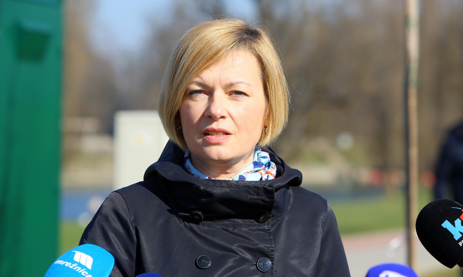 01.03.2021., Karlovac - Javna ustanova Aquatika, slatkovodni akvarij ukljucila se u kampanju Tjedan kolektivne sadnja stabala u Hrvatskoj 2021 u kojoj su uz djecja igralista posadili tri stabla javora. U akciji sadnje sudjelovala je ravnateljjica Aquatike Margarita Maruskic Kulas. Photo: Kristina Stedul Fabac/PIXSELL