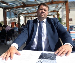 01.05.2021., Murter - Nacelnik opcine Toni Turcinov pokazao sve dokumente o zamjeni i izgradnji sporne "Murterske ceste" koja je posljednjih dana punila drustvene mreze. Photo: Dusko Jaramaz/PIXSELL