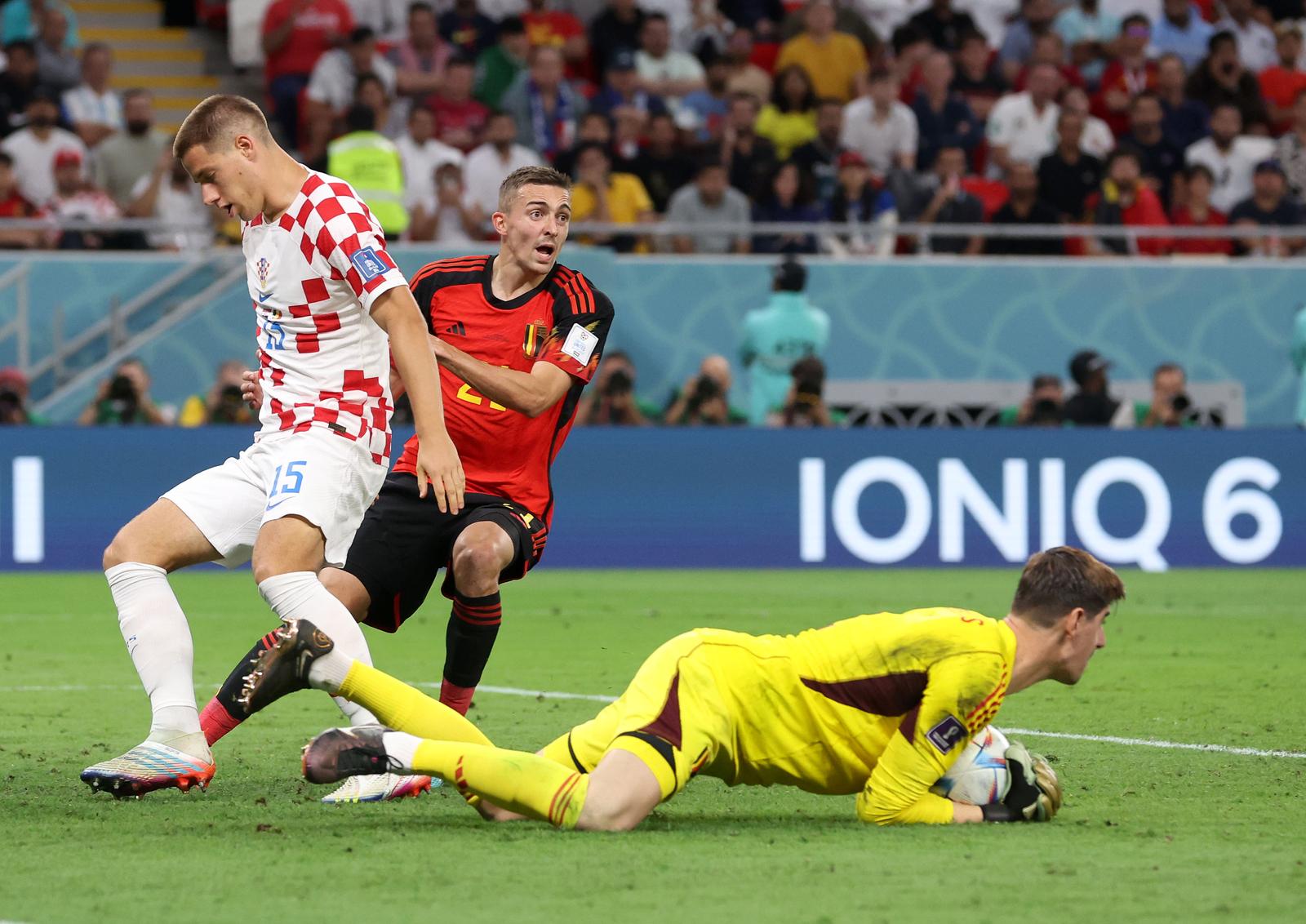 01.12.2022., stadion Ahmad Bin Ali, Al Rayyan, Katar - FIFA Svjetsko prvenstvo, skupina F, 3. kolo, Hrvatska - Belgija. 
Thibaut Courtois, Timothy Castagne, Mario Pasalic
   Photo: Igor Kralj/PIXSELL