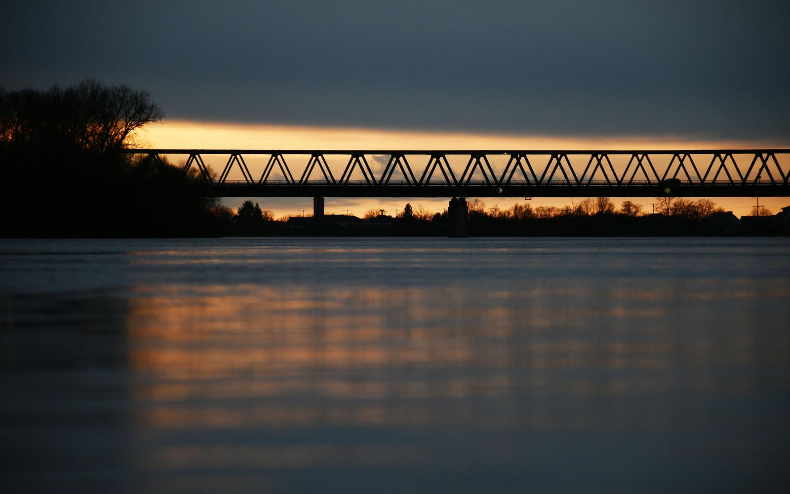 02.02.2023., Slavonski Brod - Skladni kolorit zalaska sunca s pogledom na Savu i most u predvecerje i smiraj jos jednog zimskog dana. Photo: Ivica Galovic/PIXSELL