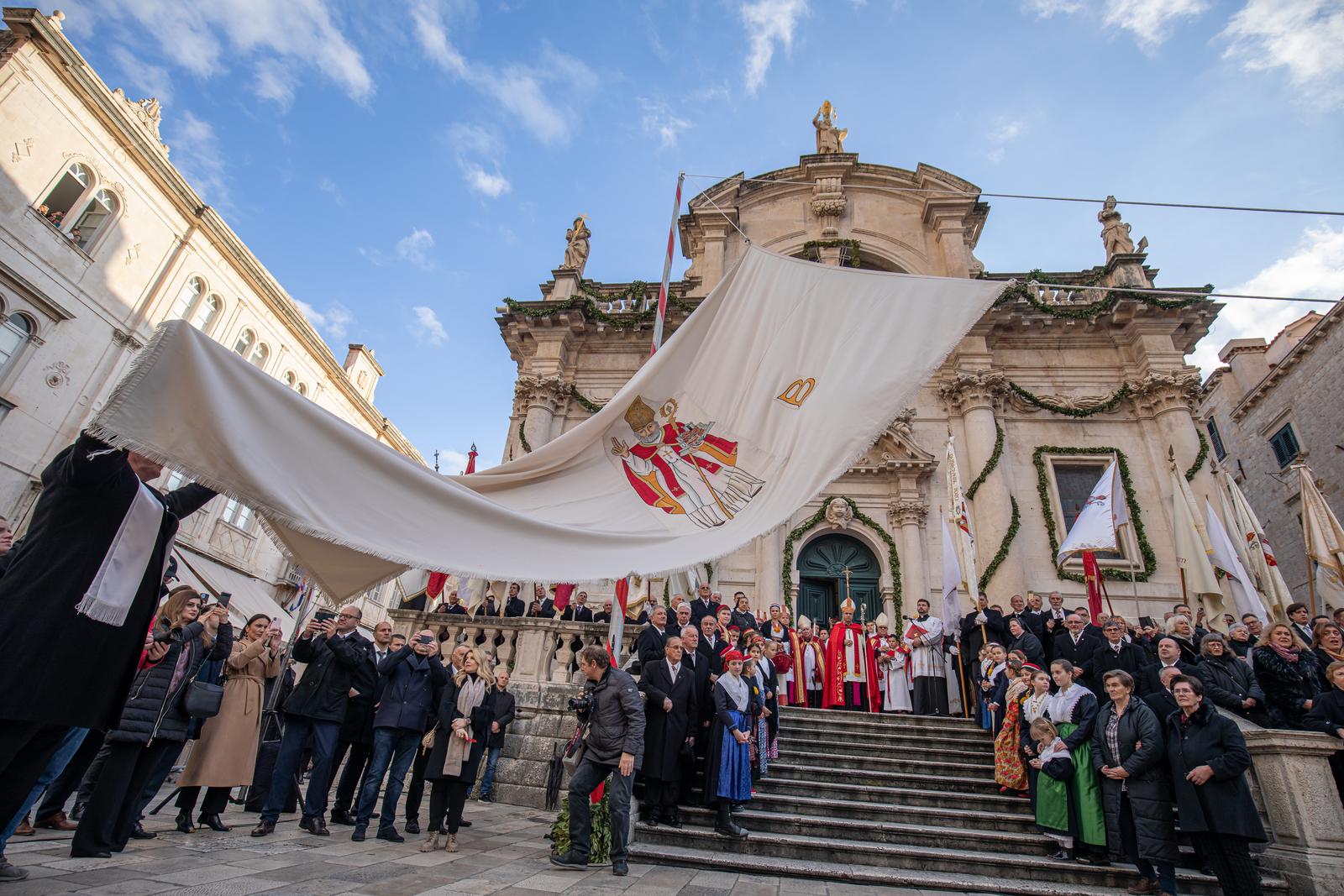 02.02.2022., Crkva svetog Vlaha, Dubrovnik - Tradicionalnim podizanjem barjaka, pustanjem golubica uz parcevu himnu svecano je otvorena 1051. Festa sv. Vlaha.
Photo: Grgo Jelavic/PIXSELL Photo: Grgo Jelavic/PIXSELL