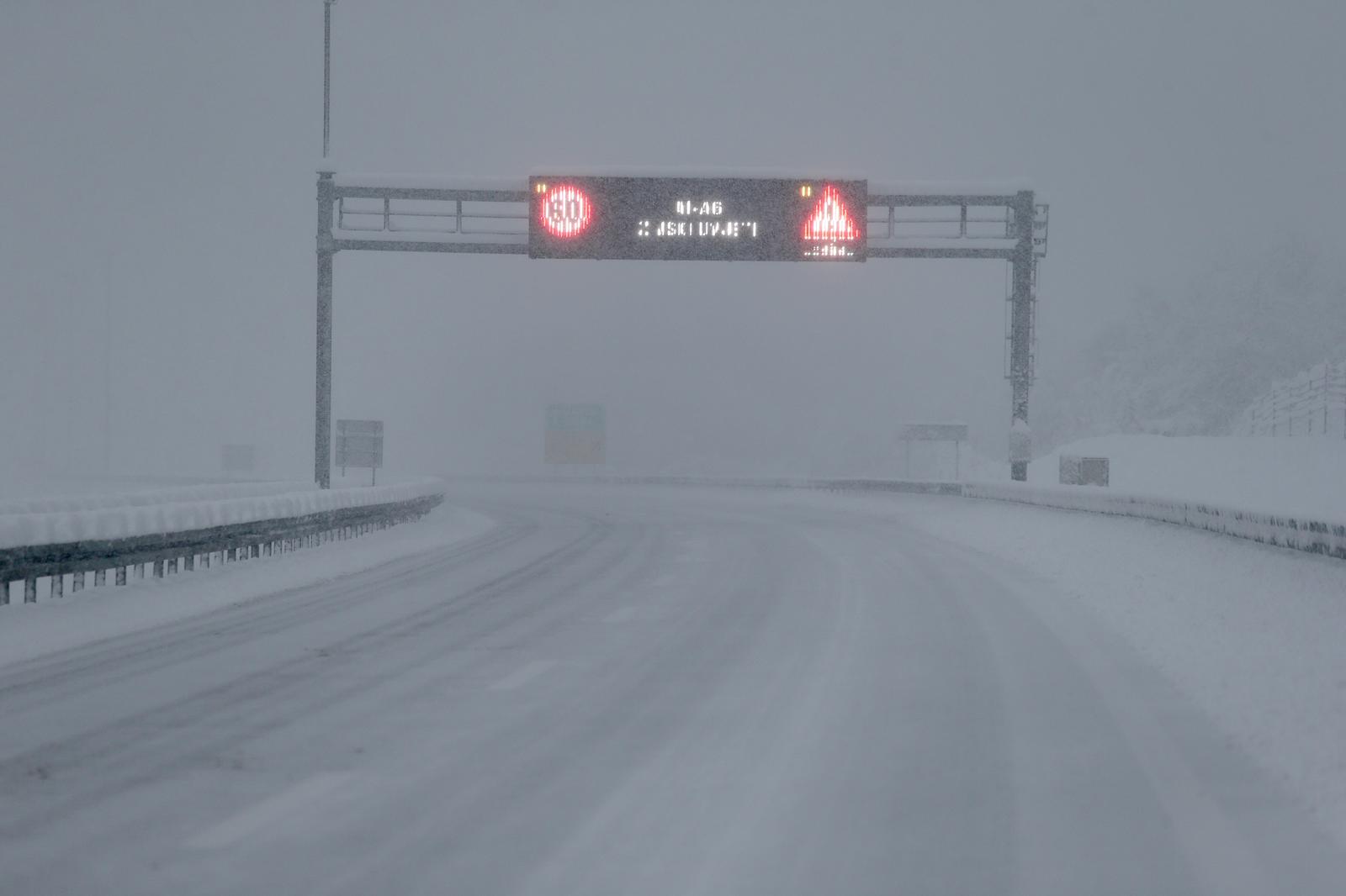 03.02.2018., A1 - Zimski uvjeti na autocesti A1 izmedju cvorova Sveti Rok i Karlovac. rPhoto: Dalibor Urukalovic/PIXSELL