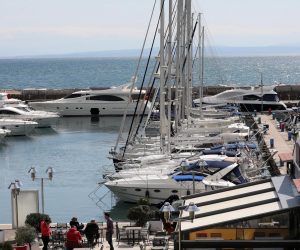 03.04.2022., Icici - ACI marina u Icicima, jedrilicari  uzivaju na moru, pred marinom i snijeg na planinama Gorskog kotara u daljini.  Photo: Goran Kovacic/PIXSELL