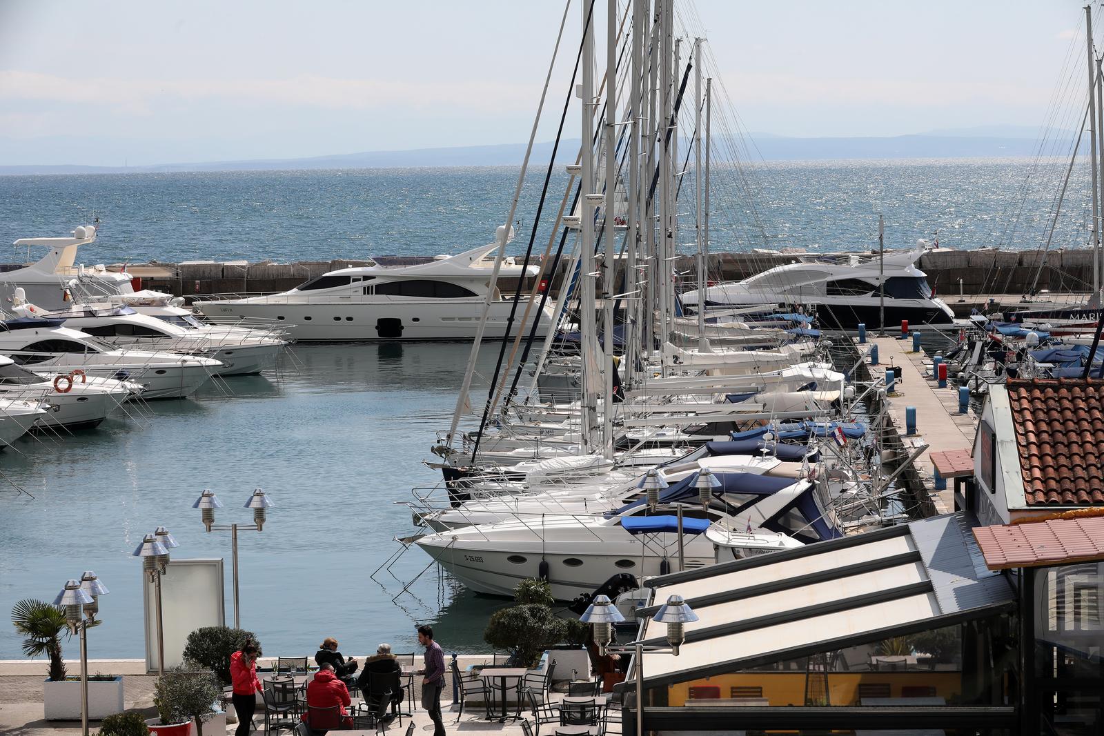 03.04.2022., Icici - ACI marina u Icicima, jedrilicari  uzivaju na moru, pred marinom i snijeg na planinama Gorskog kotara u daljini.  Photo: Goran Kovacic/PIXSELL