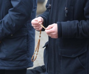 03.12.2022., Zagreb - Moljenje krunice na Trgu bana Josipa Jelacica. Klecanje muskaraca i molitva krunice odrzava se vec treci put i odrzava se svake pve subote u mjesecu. Photo: Lovro Domitrovic/PIXSELL