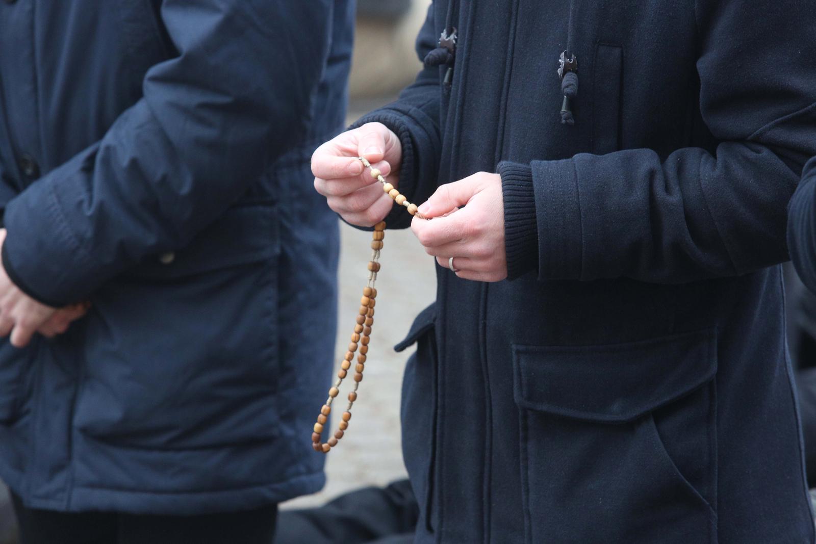 03.12.2022., Zagreb - Moljenje krunice na Trgu bana Josipa Jelacica. Klecanje muskaraca i molitva krunice odrzava se vec treci put i odrzava se svake pve subote u mjesecu. Photo: Lovro Domitrovic/PIXSELL