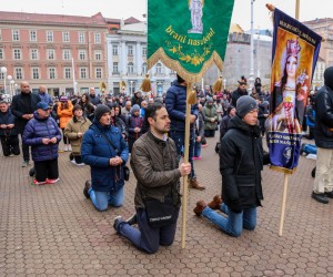 03.12.2022., Zagreb - Moljenje krunice na Trgu bana Josipa Jelacica. Klecanje muskaraca i molitva krunice odrzava se vec treci put i odrzava se svake pve subote u mjesecu. Photo: Lola Vejzovic Sremec/PIXSELL