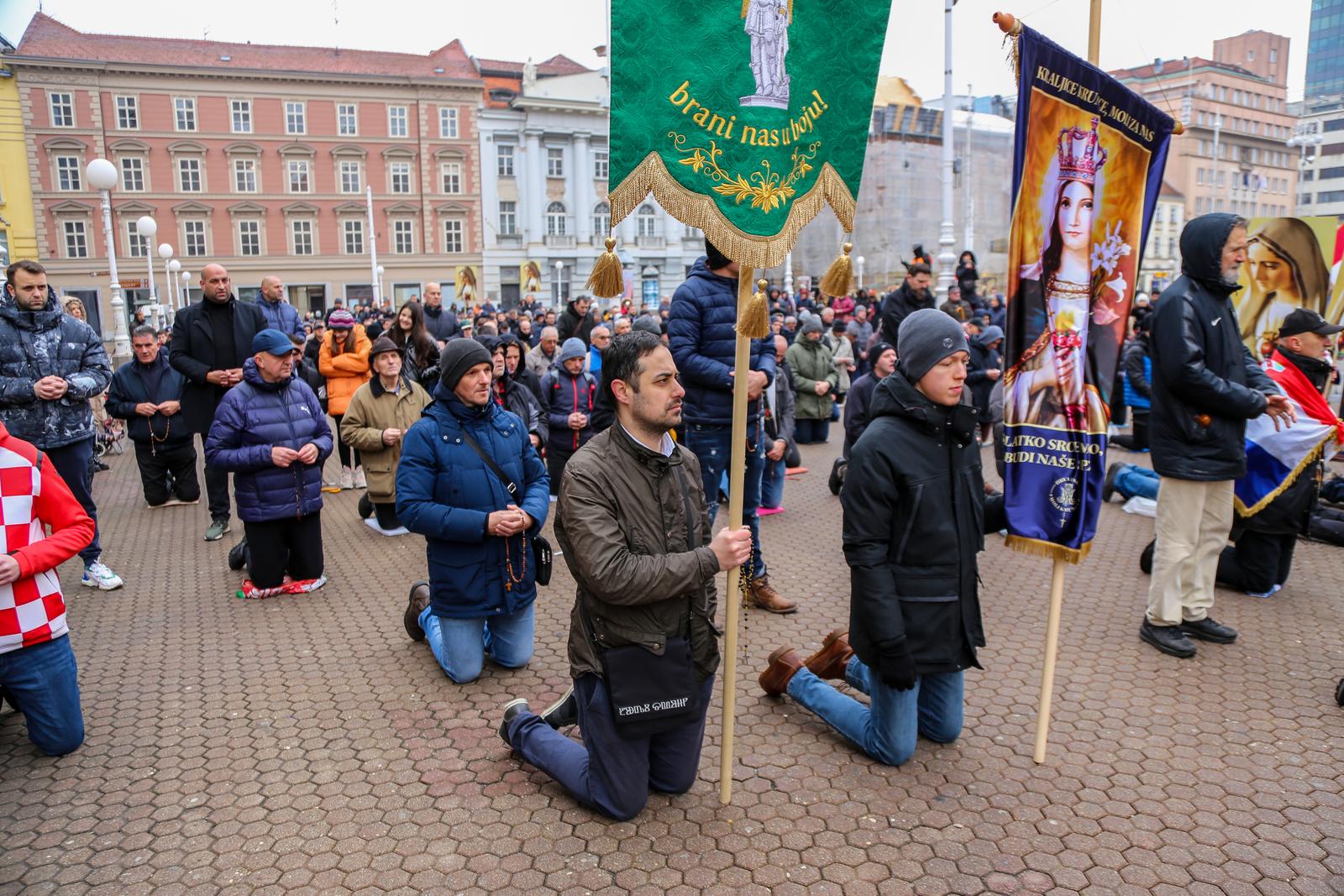03.12.2022., Zagreb - Moljenje krunice na Trgu bana Josipa Jelacica. Klecanje muskaraca i molitva krunice odrzava se vec treci put i odrzava se svake pve subote u mjesecu. Photo: Lola Vejzovic Sremec/PIXSELL