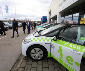 04.01.2022., Karlovac - Grad Karlovac dobio je prva etaksi vozila koja je za svoj vozni park nabavila tvrtka Ambasador Taksi. Vozila je u ime Autohrvatska automobili predao direktor prodaje vozila  Ante Cerkez predstavniku Ambasador taksija Dusku Busicu. 
       Photo: Kristina Stedul Fabac/PIXSELL
