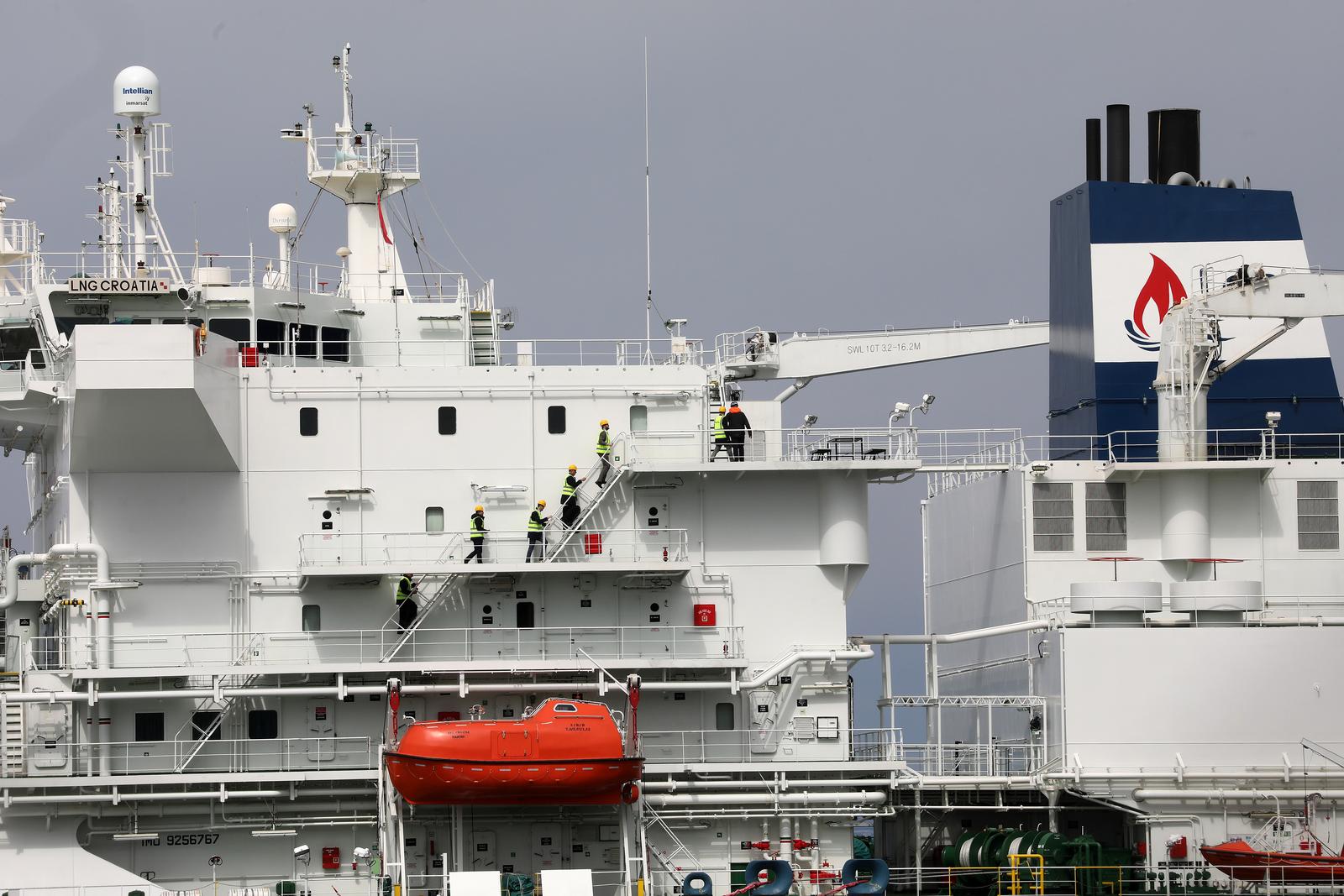 04.04.2022., Omisalj - Ministar gospodarstva i odrzivog razvoja RH Tomislav Coric i slovenski ministar infrastrukture Jernej Vrtovec posjetili su LNG terminal te dali izjave nakon obilaska terminala. Photo: Goran Kovacic/PIXSELL