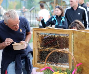 04.09.2021., Lic - U centru Lica odrzan je 2. Medun Fest na kojem je predstavljen prvi goranski sladoled od sumskog meduna kojeg su osmislili Dino Galvagno i Marko Stojevic, te jelo na bazi meduna. Festival prati bogati sajam proizvoda od meduna i ostalih autohtonih proizvoda.rPhoto: Goran Kovacic/PIXSELL