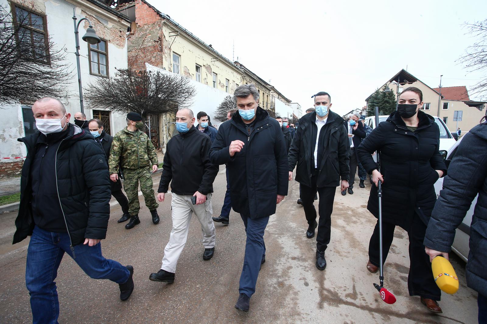 05.01.2021., Petrinja - Obilazak razrusenog centra Petrinje. Ministar branitelja Tomo Medved, ministar obrane Mario Banozic, predsjednik Vlade Andrej Plenkovic Photo: Matija Habljak/PIXSELL