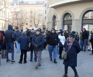 05.02.2023., Zagreb - Prosvjed pod nazivom “Oprostite sto smetam, ne mogu disati" organiziralo je Hrvatsko novinarsko drustvo koje sest mjeseci nakon smrti novinara Vladimira Matijanica porucuje da ustraje na istrazi o propustima u njegovom lijecenju te smjeni ministra zdravstva Vilija Berosa. Photo: Zeljko Hladika/PIXSELL
