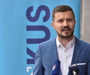 05.03.2021.,Zagreb - Ispred zgrade Zagrebackog holdinga Davor Nadji kandidat za gradonacelnika Grada Zagreba iz stranke Fokus odrzao je konferenciju za medije.rPhoto: Davorin Visnjic/PIXSELL