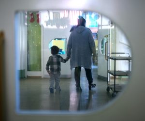 05.12.2017., Djecji dom Zagreb, Nazorova 49, Zagreb - Sticenici Djecjeg doma Zagreb u Nazorovoj. "nDjecji dom Zagreb ustanova je socijalne skrbi koja kroz socijalne usluge zbrinjava djecu bez roditelja ili bez odgovarajuce roditeljske skrbi, djecu ciji je razvoj bio ugrozen u vlastitim obiteljima, te trudnice i majke s djecom. "nDom pruza usluge i obiteljima djece, primarnim, udomiteljskim i posvojiteljskim. "nPhoto: Sanjin Strukic/PIXSELL