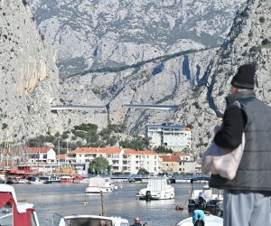 06.01.2022. Omis - 
U tunelima u istocnom Omisu, te sjevernom Komorjaku postavljaju se sekcije mosta, u duzini 60 metara sa svake strane. Investitor je tvrtka Hrvatske ceste, za ovaj dio - prva faza brze ceste Split - Omis . izdvojio je 174,5 milijuna kuna, s radovima se pocelo u rujnu 2019. Photo: Matko Begovic/PIXSELL