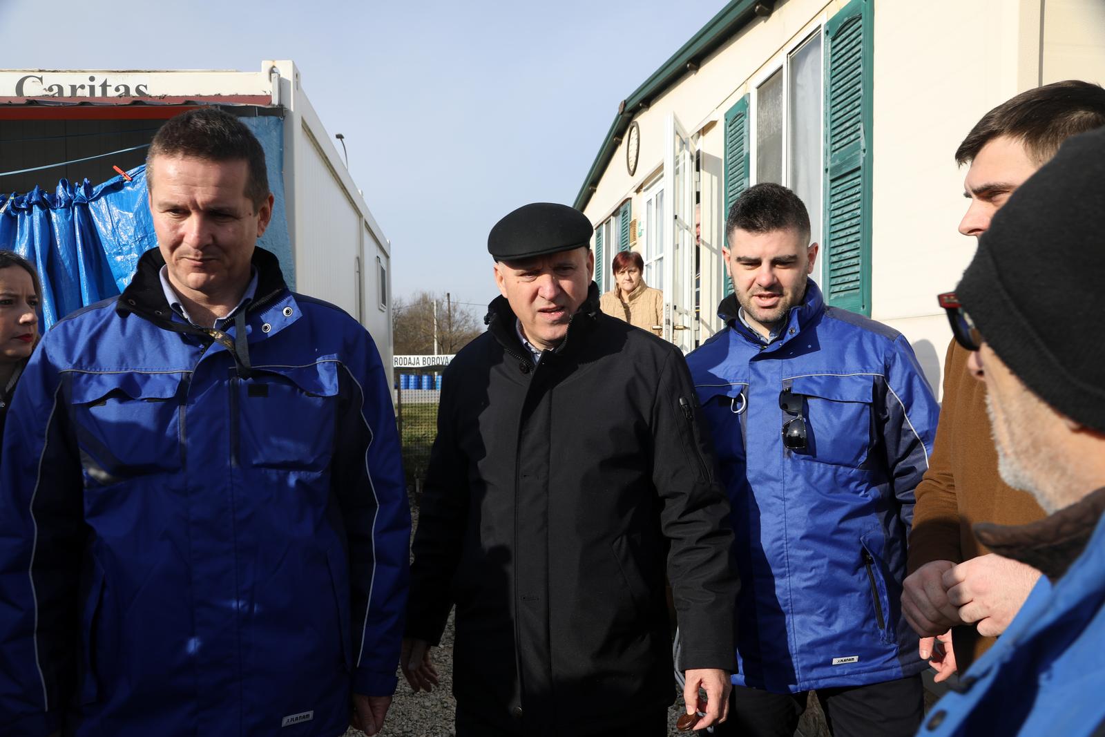 06.02.2023. Sisak, Petrinjska ulica, kontejnersko naselje. Potpredsjednik Vlade i ministar prostornog uredjenja Branko Bacic posjetio je kontejnersko naselje u Sisku.   Photo: Edina Zuko/PIXSELL