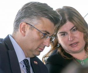 06.06.2019., Dubrovnik - Predsjednik Vlade Andrej Plenkovic i ministrica regionalnog razvoja i fondova EU Gabrijela Zalac tijekom sastanka s predsjednikom Europske komisije Jean-Claudeom Junckerom u Zracnoj luci Dubrovnk. Photo: Grgo Jelavic/PIXSELL