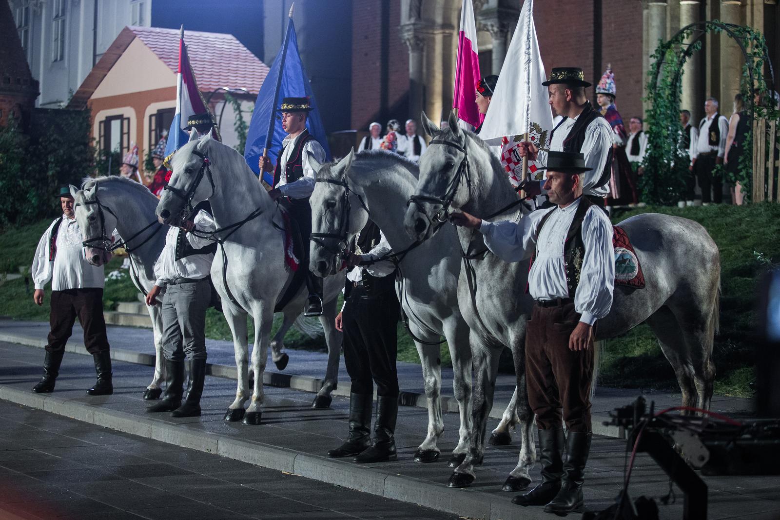 06.07.2018., Djakovo - Ispred djakovacke katedrale otvoreni su 52 Djakovacki vezovi.rPhoto: Davor Javorovic/PIXSELL