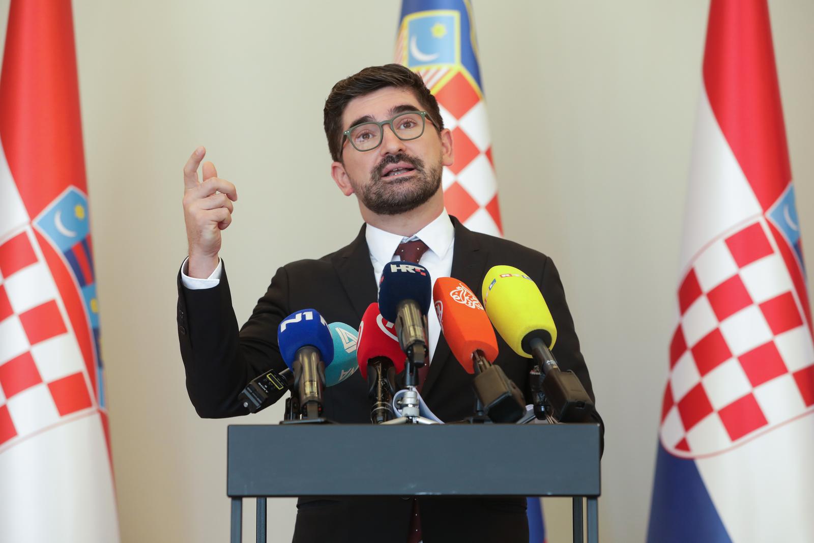06.07.2022., Zagreb -  Ekonomski savjet Predsjednika Republike Hrvatske Zorana Milanovica odrzao sjednicu na temu Inflacija i politike ublazavanja inflatornih pritisaka. Nakon sjednice Savjetnik predsjednika Republike za ekonomiju Velibor Mackic, dao izjavu za medije.
   Photo: Robert Anic/PIXSELL