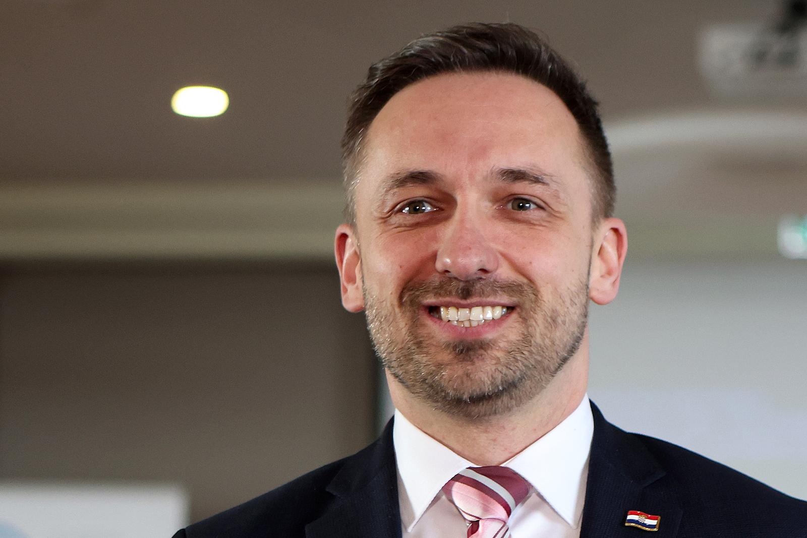 07.02.2023., Zagreb - Ministar rada, mirovinskoga sustava, obitelji i socijalne politike Marin Piletic i ravnateljica Zavoda za vjestacenje, profesionalnu rehabilitaciju i zaposljavanje osoba s invaliditetom Damira Benc dodijelili su ugovore o poticajima za poslodavce koji zaposljavaju osobe s invaliditetom u zasticenim uvjetima. Photo: Goran Stanzl/PIXSELL