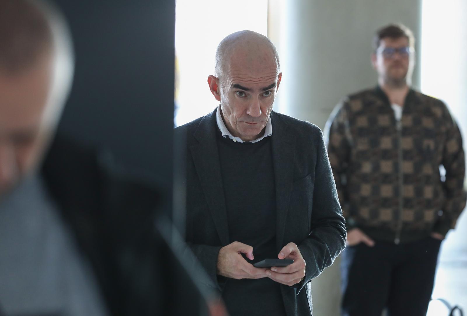 07.11.2022., Zagreb - Odvjetnik Ljubo Pavasovic Viskovic u Zracnoj luci dr. Franjo Tudjman ceka Miodraga Borojevica, covjeka koji je savjetovao arapskog seika oko preuzimanja ruskog udjela u Fortenovi.   Photo: Jurica Galoic/PIXSELL