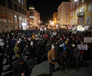 08.02.2023., Rijeka - Mirni prosvjed protiv nasilja odrzan je na Trgu 128 brigade HV, u organizaciji Mozemo! i Unije Kvarnera. Okupljanje je odrzano pod sloganom "Sigurnost a ne nasilje", koje ima za cilj artikulirati i adresirati problem normalizacije nasilja u drustvu i neadekvatnog rada institucija. Photo: Goran Kovacic/PIXSELL