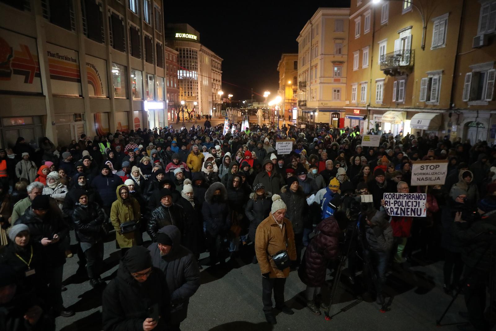 08.02.2023., Rijeka - Mirni prosvjed protiv nasilja odrzan je na Trgu 128 brigade HV, u organizaciji Mozemo! i Unije Kvarnera. Okupljanje je odrzano pod sloganom "Sigurnost a ne nasilje", koje ima za cilj artikulirati i adresirati problem normalizacije nasilja u drustvu i neadekvatnog rada institucija. Photo: Goran Kovacic/PIXSELL